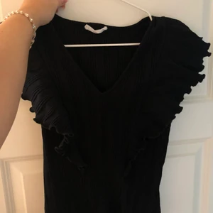 Volang-topp  - en SÅSÅSÅ fin fest och vardags topp i ribbat mönster med så fina volanger. jättebra skick, nyköpt 400kr 