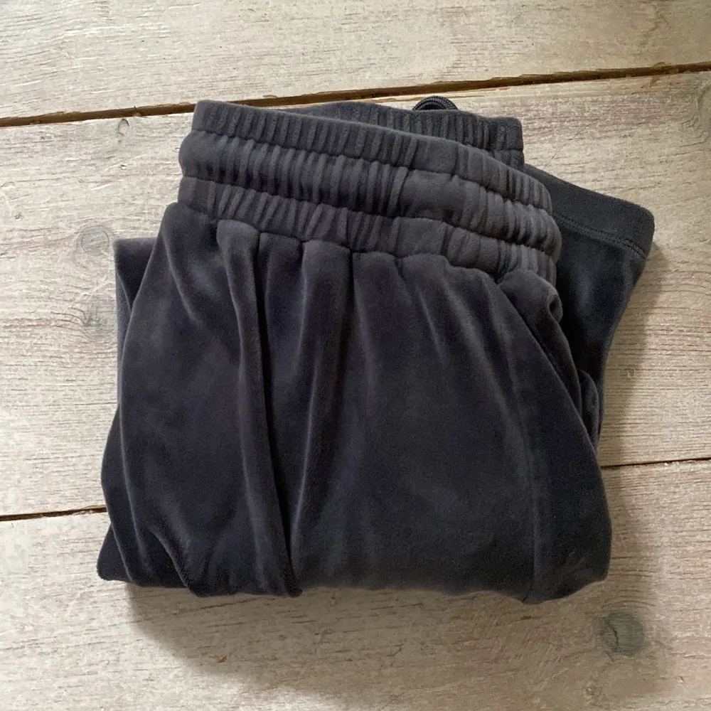 Gråa och svarta par av byxor ifrån Lindex, de är till 10-12 år, storlek 146. . Jeans & Byxor.