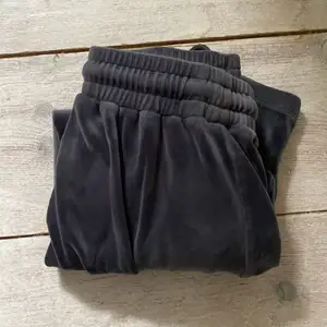 Gråa och svarta par av byxor ifrån Lindex, de är till 10-12 år, storlek 146. 