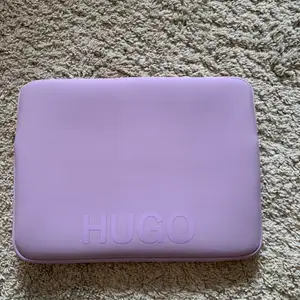 Jättefint datorfodral från Hugo boss💞 jättebra skick använd endast en gång💞skriv om ni är intresserad, köparen står för frakten💕💕