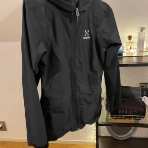 Peak performance jacka  - Peak performance jacka storlek s/xs. Väldigt figursittande och strechig. Varm och är dry fit . 