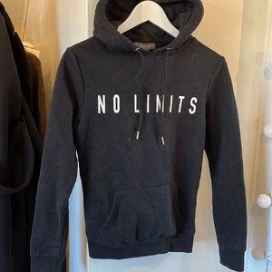 Hoodie - Skön hoodie från Primark i Portugal. Använd fåtal gånger 