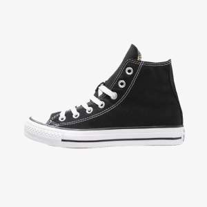 Säljer dessa jättefina converse skorna från zalando. Säljer eftersom att de inte kommer till användning längre. Skriv vid intresse💕