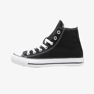 Svarta Converse  - Säljer dessa jättefina converse skorna från zalando. Säljer eftersom att de inte kommer till användning längre. Skriv vid intresse💕