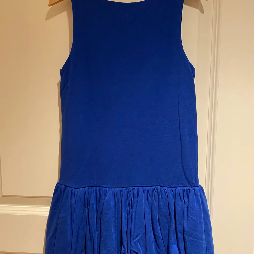 En jätte fin Ralph Lauren klänning för flickor 6 år, 124-/128cm. Kondition är som ny. Nypris är runt 1300kr men säljas 270kr. Köparna står för frakt❤️. Klänningar.