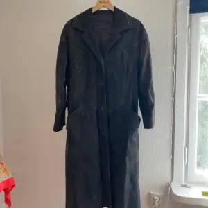 Cool suede vintage trench coat. Fits womens medium-large