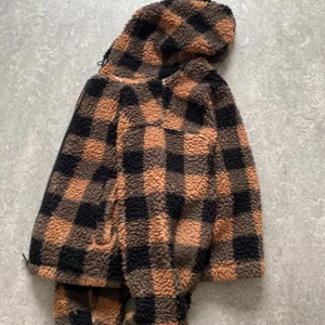 Jäcka/kofta - Jäcka/kofta från H&M köpte den för ett år sen har använt den några gånger köpte den för 200kr tror jag, säljer den för 50kr (utan frakt). den är storlek M men passar mig som har Xs skriv till mig om ni tycker att jag ska ta lägre pris🥰🥰🥰