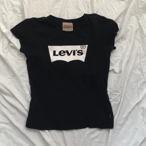 Levis t-shirt - Säljer nu denna t-shirten då jag inte har någon användning av den!