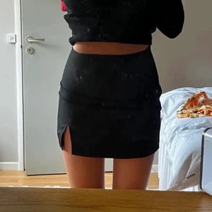 Kostym kjol - Perfekt kjol inför höst. Ba testad.kan skicka fler bilder. Är ett kostymmaterial och åker inte upp. Säljer 3 olika svarta kjolar för har för många. Skriv vid frågor. Skickar alltid spårbart☺️ nypris 300! Sitter även fint på höfterna 