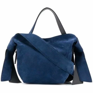 ACNE MUSUBI MINI  - Acne musubi i modell mini. Färgen har jag aldrig sett någon ha, fantastisk midnattsblå i mocka. Varsamt använd. Inköpt 2018. Nypris butik: 10.000 SEK 