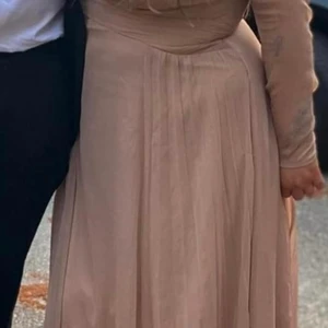 Lång klänning från ASOS - Jättefin långklänning från Asos, använd några timmar.  Storlek 46 men passar 44-46. Nypris 1100kr, osäker på priset så ge nåt förslag✨