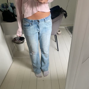 Lågmidjade jeans - Typ VÄRLDNES snyggaste jeans men använder dom nästan aldrig🙄 Dom är typ lite lösa i tyget runt gylfen men vilket enligt mig bara är snyggt🙃🙃💘Mest intressekoll för älskar dommm