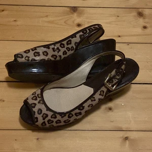 Michael kors skor - Ett par äkta Michael kors platåskor i skin från 2000 talet, cirka st 39 då det går att justera storleken i hälen. I princip oanvända då min mamma köpte dem nya för en fest och de är inte använda sedan dess