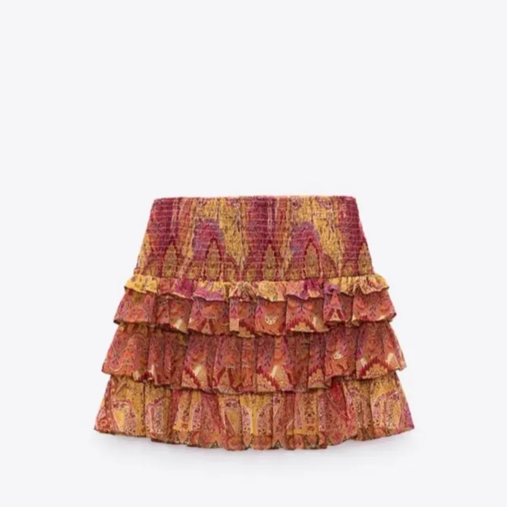 Säljer denna så fina kjol från zara som jag köpt på Plick, den var tyvärr lite förliten 😩 lånade bilder, direktpris 350kr. Kjolar.