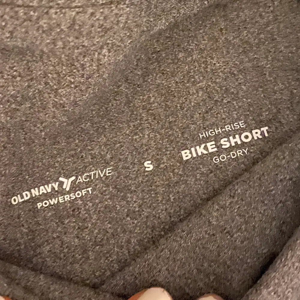 Säljer 2 par lågmidjade biker shorts från kända  märket old navy (lite som lululemon), frakt tillkommer. Köpa båda för 200kr eller ett par - 100kr. Shorts.