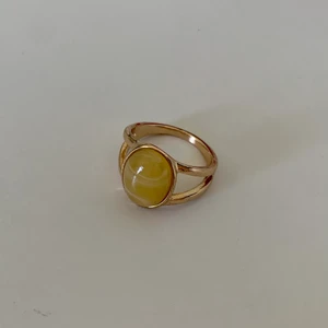 Ring - Super fin ring i guld med gul sten💛