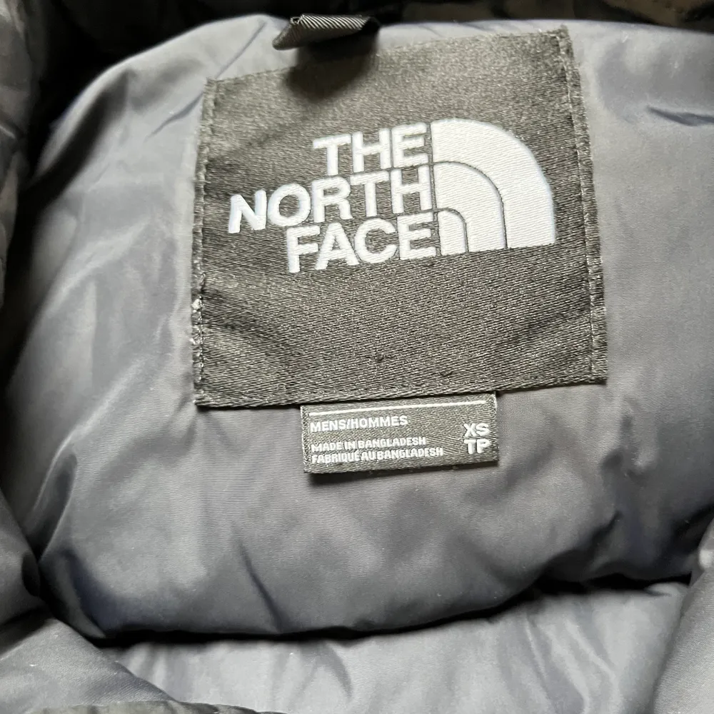 The North Face nuptse xs herrstorlek Använd ca 2 gånger, den är i nyskick, inga hål eller skador över huvudtaget. Nypris 3700.   Hör av er vid frågor.. Jackor.