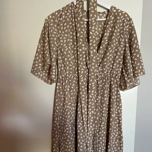Beige klänning  - Fin klänning från shein i storlek M🤎 100kr+frakt 