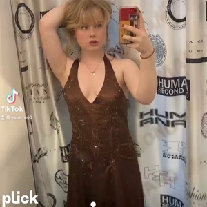 Brun klänning  - Skit fin klänning från humana. Aldrig använd. Jätte fint skick. Skriv privat för fler bilder/frågor. Köparen står för frakten!💕