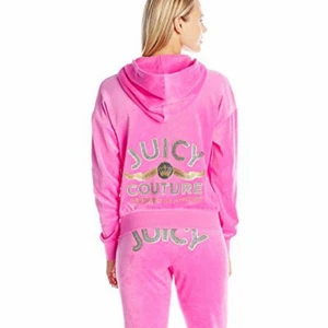 Juicy couture set - Säljer nu mitt juicy couture set är knappt använt alla stenar osv sitter kvar inget slitage har mest bara legat i min garderob passar storlek s/xs använt Max 1-2 ggr därav priset