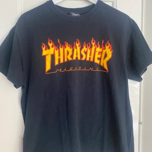 Thrasher T-shirt - Säljer denna Thrasher t-shirt då den inte används längre. Den är fortfarande i gott skick, endast några få sprickor på trycket💗