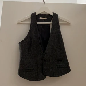 väst - en secondhand väst som är perfekt under tillexempel en skjorta‼️