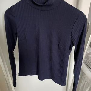 Tröja från Gina stl S - Marinblå ribbad tröja från Gina. Knappt använd så mycket bra skick!✨ Köparen står för frakten, kan mötas upp i Kalmar!