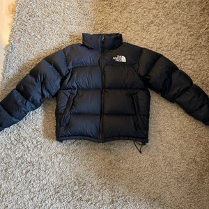 The North face jacka  - Jag säljer min svarta vinterjacka jag köpte på deras egna hemsida för 3699kr. Den är nästan oanvänd och Inte söndrig någonstans.Fungerar perfekt nu till vintern. Går att diskutera priset.   Skriv om ni har några frågor💕 +Frakt tillkommer med 66kr