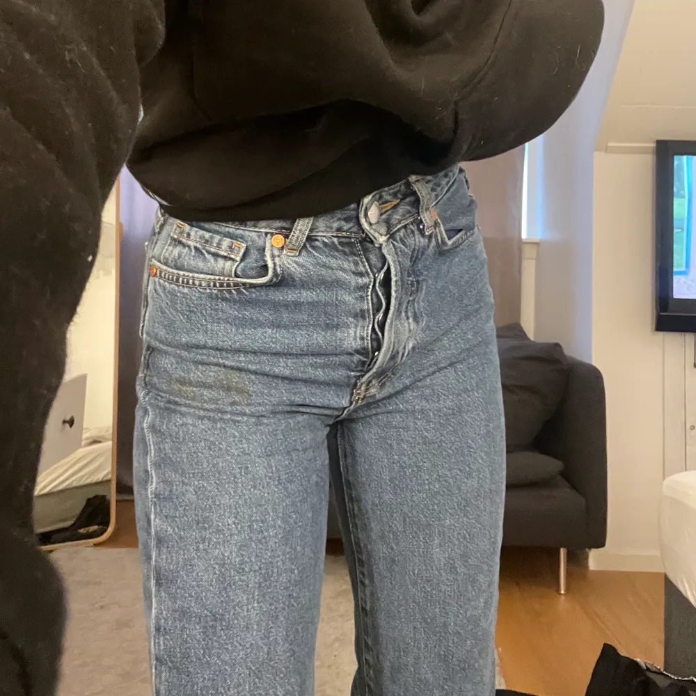 Jeans från Bikbok💙säljer pga att de inte kommer användning tyvärr, färgen är lite otydlig på första bilden så man ser den lite tydligare på andra! skriv för andra frågor☺️. Jeans & Byxor.