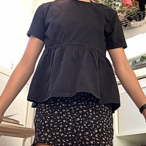 Super gullig svart tröja/ blus från 157 lager!  - Detta plag är sjukt fint till ett par högmidjade jeans! Passar 10-12 åringar! 