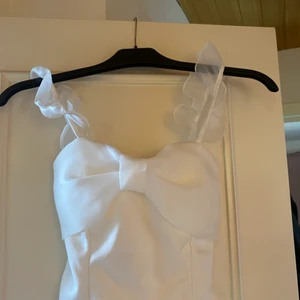 vit topp med volang - finaste toppen som är köpt utomlands, älskar den så mycket men den är tyvärr för liten. den har mesh tyg utanpå men är  vadderad inuti så går att ha den utan bh. tjockt & fint material. 