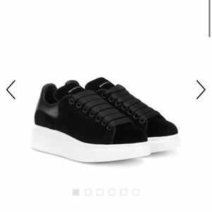 Alexander Mcqueen Skor - INTRESSEKOLL på mina älsklings sneakers!! Så snygga Mcqueen sneakers i svart samet, funderar på att sälja om någon är intresserad! Har haft dom såpass länge att jag börjat tröttna lite☺️kom privat💓