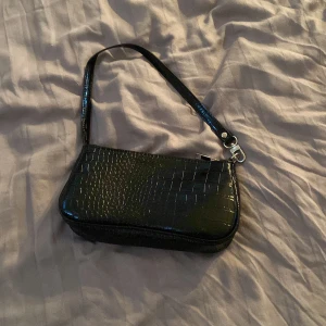 Väska - Jättefin väska som inte kommer till användning längre. Superfint skick. Säljer för 60kr + frakt. Pris kan diskuteras vid snabb affär💕💕