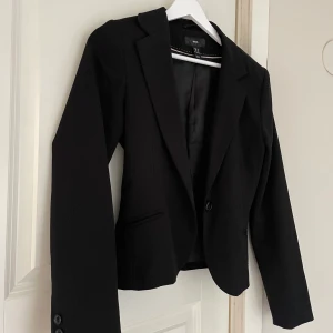 Kavaj - Svart kortare kavaj från H&M, storlek 36 