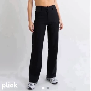 Kostymbyxor - Döljer dessa jätte fina kostymbyxor då dem tyvärr var alldeles för stora på mig, är 14 år och ganska kort. XS men passar S 