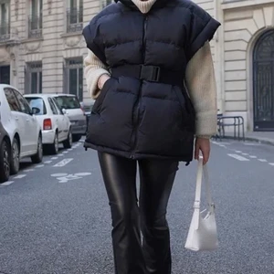 Väst med bälte - Supersnygg, helt ny väst från NAKD. Nypris 700. Drog bort prislapparna på båda storlekarna jag fick hem tyvärr dum som jag var, därför säljer jag denna i XS som helt ny. Den passar även S/M beroende på hur mycket man spänner åt. Skriv innan köp! 💙