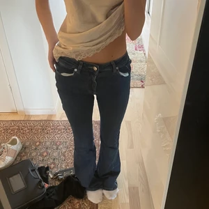 Jeans - Super fina midrise/lowrise jeans ifrån Mango!!! Perfekta jeansen som funkar till vardag och fest och sitter så bra❤️‍🔥❤️‍🔥