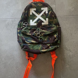 Off white ryggsäck camo - Säljer denna fina off whote väska som är använd fåtal gånger, pris kan diskuteras vid snabb affär🤝