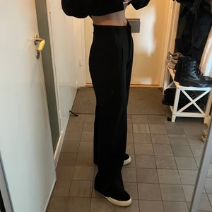 Kostymbyxor  - ⚠️Klicka inte på köp direkt⚠️ Kostymbyxor från madlady. Använda en gång. Passar både XS-S då de är justerbara i midjan (se andra bilden) 🥰