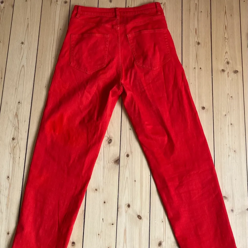 Röda jeans från Lindex. Använda men i väldigt bra skick utan tydliga tecken på andvändnging.. Jeans & Byxor.