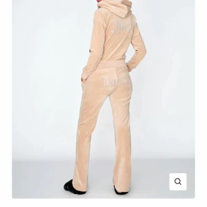 Juciy byxor  - Säljer mina Juciy byxor för dom inte kommer till användning.Dom är köpta från Juciys hämsida. Det är konstigt ljus i mitt rum men färgen är rosa/beige. Man kan få köpa båda delarna för 1300. Skriv för fler frågor.(TRYCK INTE PÅ KÖP NU)💕