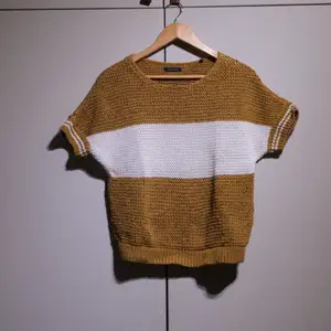 Knitted top in ocher and white. Very comfortable, in perfect condition. 
