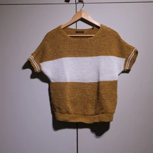 Knitted top in ochre and white - Knitted top in ocher and white. Very comfortable, in perfect condition. 