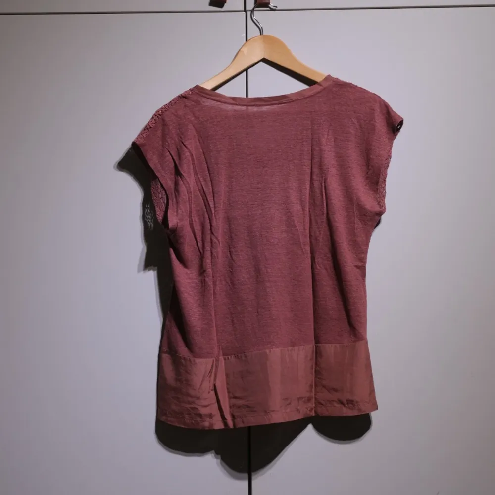 A top in two layers (bottom layer is a top with small bands, top layer as in picture) in a raspberry pink. Very comfortable, in good condition. . Toppar.