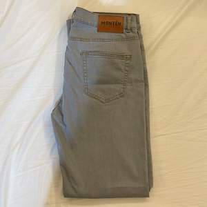 Säljer ett par helt oanvända montén jeans i färgen grå. Passform straight! Säljer på grund av att dom aldrig kom till användning.