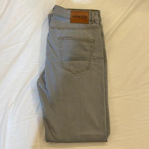 MONTÉN JEANS 34/34 - Säljer ett par helt oanvända montén jeans i färgen grå. Passform straight! Säljer på grund av att dom aldrig kom till användning.