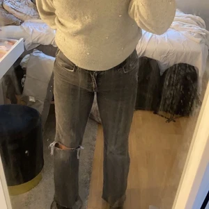 FLARE/BOOT JEANS FRÅN GINA - Säljer nu mina super fina jeans ifrån Gina Tricot. Det är inga fläckar eller liknande effekter på dom. Dom är grå/svarta i färgen & har ett hål på ena knät. Jag köpte dessa jeans ifrån Gina Tricot för 499kr🌟Dom är mid raise!!