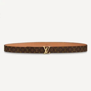 ÄKTA Louis Vuitton skärp  - ÄKTA Louis Vuitton skärp. Monogram med guld LV.  Kommer med kvitto och äkthetsbevis. Nypris 3300 kr  Mått: Bredd 2,5 cm Längd 91 cm