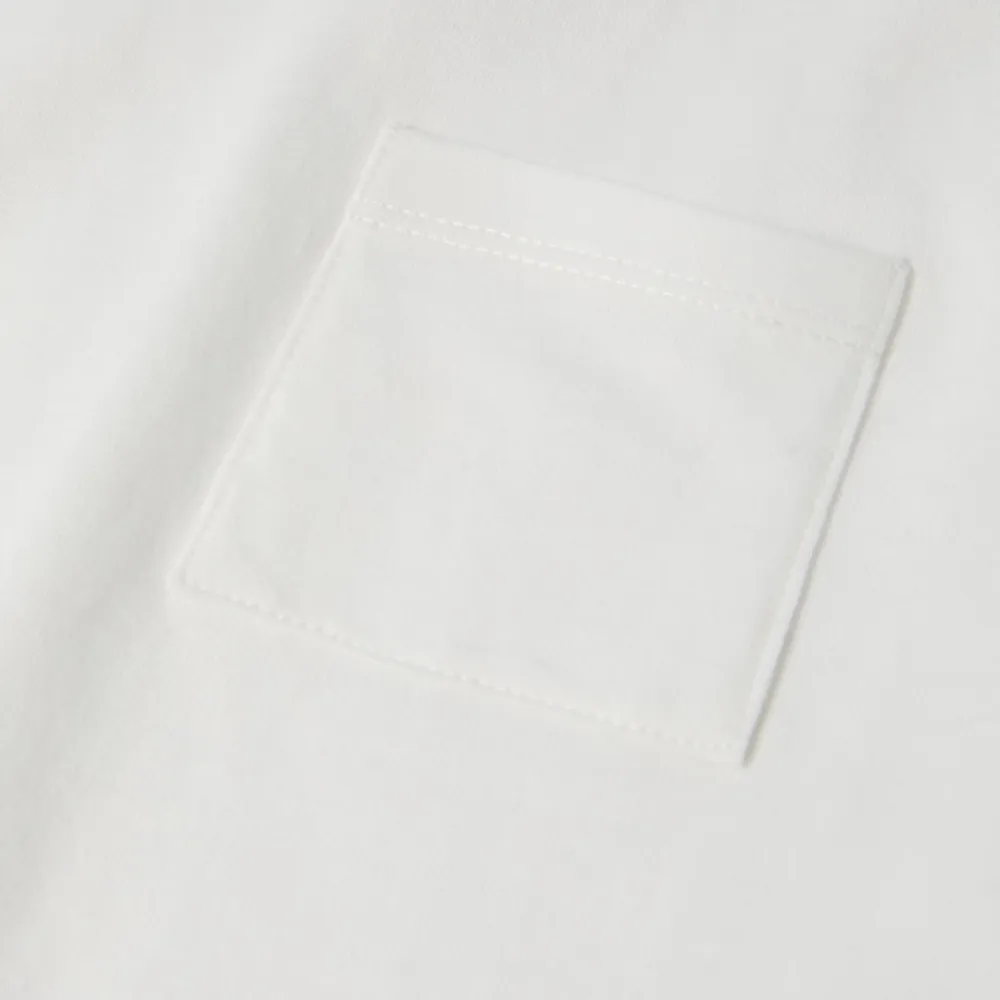 En vit t-shirt med en ficka på vänstra bröstet från H&M. Nästan helt oanvänd och är i bra skick. Säljer pga den inte kommer till användning🤍 (Obs står ej för frakt eller postens slarv). T-shirts.