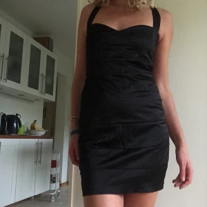 Svart vintage bikbok cocktailklänning - Svart klänning med sweetheart neckline. Vintage från bikbok. Storlek S.